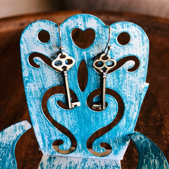 Jewelry - Silver skeleton key earrings